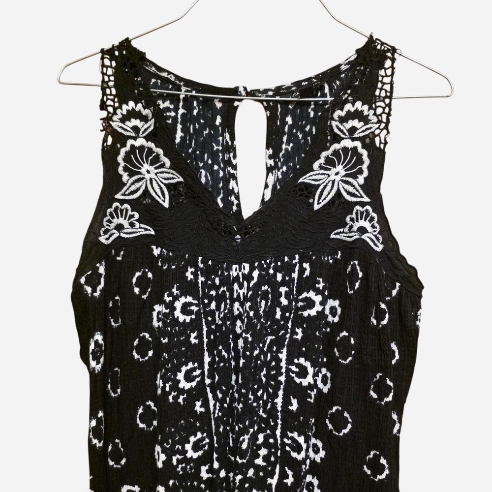 Black & white floral and circular pattern tank top with keyhole back